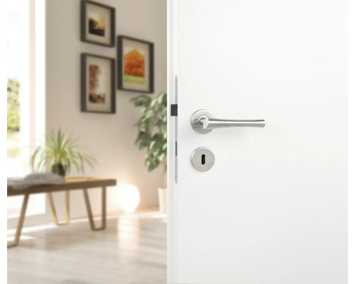 Openstaande witte deur met deurkruk