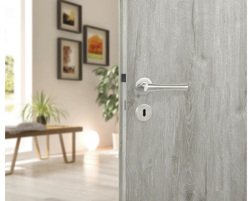 Binnendeur met deurkruk in woonkamerzicht