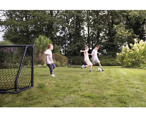 Scène in de tuin met spelende kinderen, voetbal en voetbaldoelen