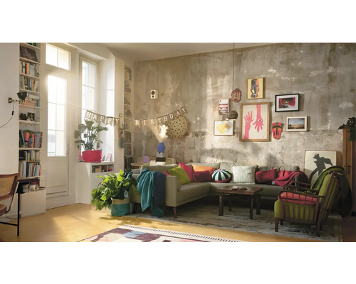 Woonkamer met hoekbank, decoratieartikelen en verjaardagsdecoratie