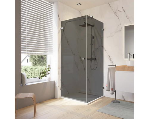 Badkamer met hoekdouche, wastafel en raam met jaloezie