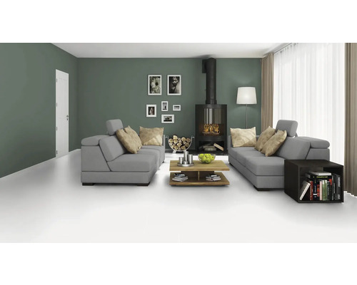 Woonkamer met grijze banken, open haard en houten tafel