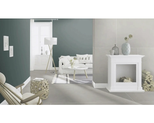 Woonkamer met bank, vloerlamp en decoratieve open haard