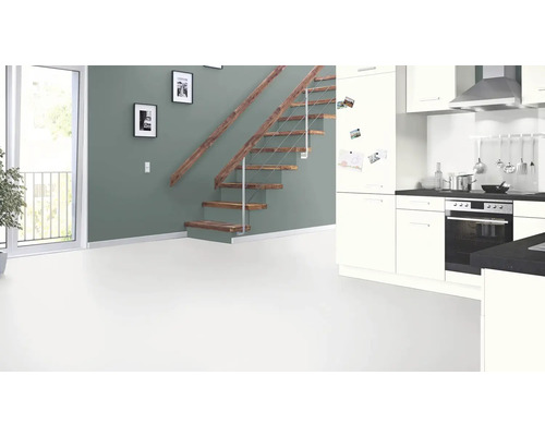 Lichte ruimte met trap, deur naar balkon en kitchenette