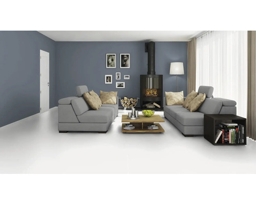 Moderne woonkamer met grijze banken, open haard en houten tafel