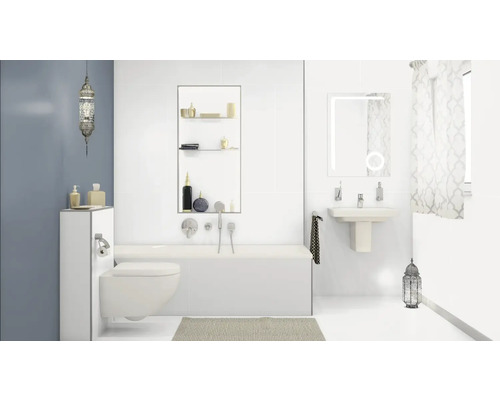 Badkamer met toilet, bad, wastafel, spiegel en decoratieve lamp