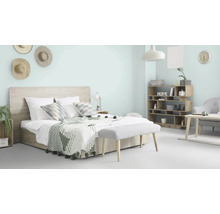 Lichte slaapkamer met bed, houten bedframe, schappen en zitbank