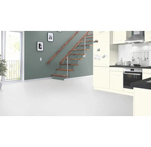 Lichte woonkamer met trap, keuken en daglicht