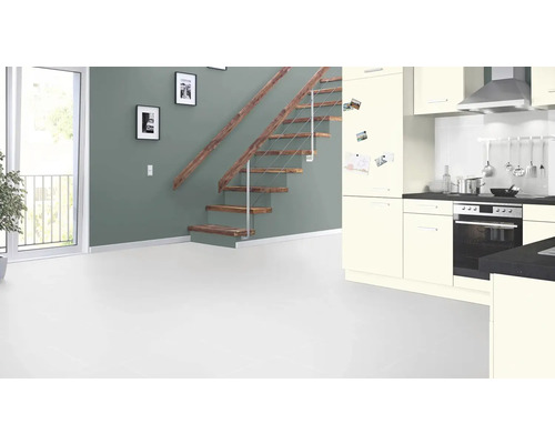 Lichte woonkamer met trap, keuken en daglicht