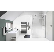 Badkamer met bad, douche, handdoekradiator en accessoires