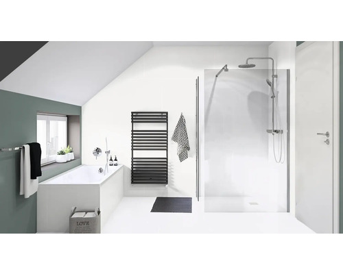 Badkamer met bad, douche, radiator en accessoires onder een schuin dak