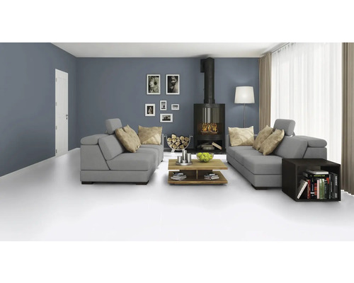 Woonkamer met grijze bank, open haard, houten tafel en decoraties voor een gezellige sfeer.