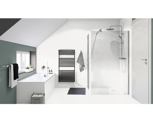 Lichte badkamer met ligbad, handdoekradiator, douche en witte muren