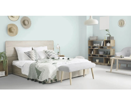 Lichte slaapkamer met bed, nachtkastje, rek en zitbank