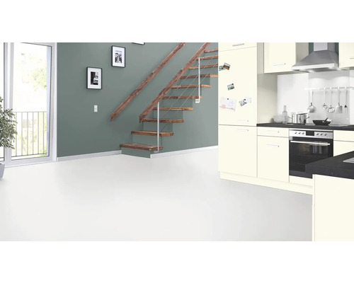 Interieurzicht met trap, deur en kitchenette