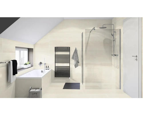 Lichte badkamer met bad, douche en radiator