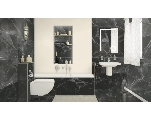 Moderne badkamer met donkere marmeren tegels, toilet, bad en wastafel