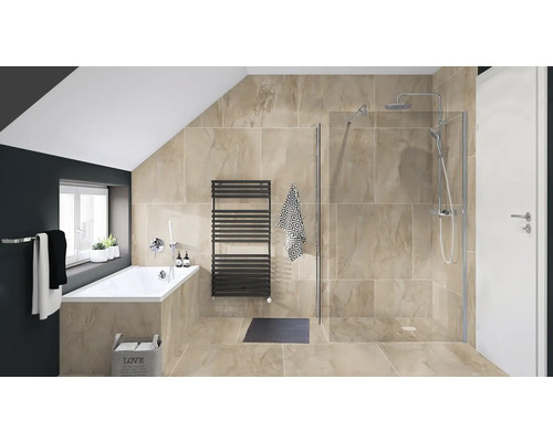 Lichte badkamer met bad en douche onder een schuin dak