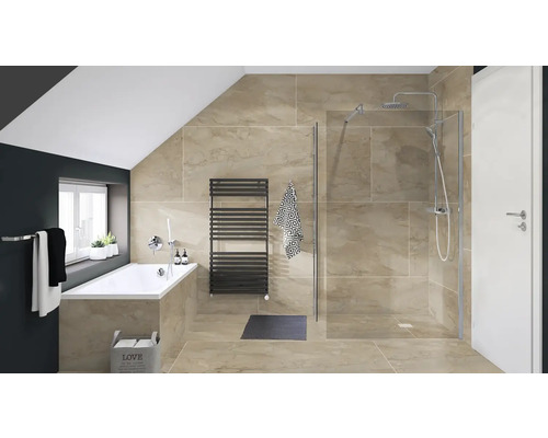 Lichte badkamer met ligbad, douche en radiator