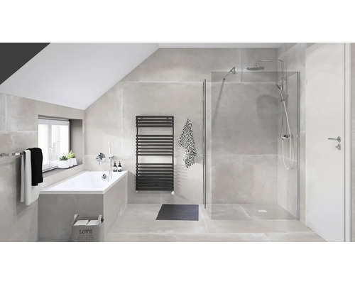 Badkamer met bad, douche, radiator en grijze tegels