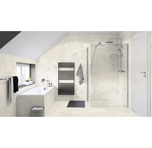 Badkamer met bad, douche, handdoekradiator en lichte tegels
