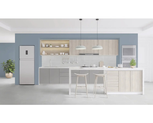 Lichte keuken met kookeiland, krukken, koelkast en hanglampen.