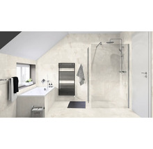 Badkamer met ligbad, douche, handdoekradiator en lichte tegels.