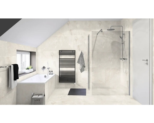 Badkamer met ligbad, douche, handdoekradiator en lichte tegels.