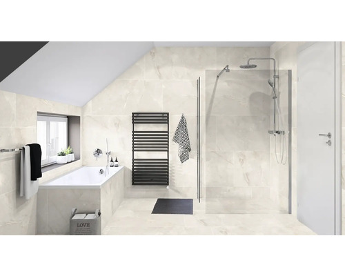 Lichte badkamer met ligbad, douche en radiator