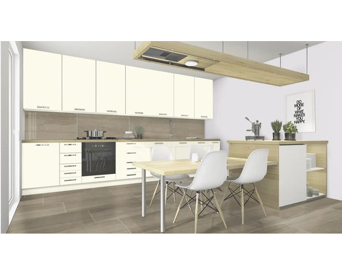 Lichte keuken met inbouwkasten, kookplaat, oven, eettafel en stoelen.