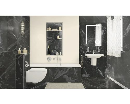 Moderne badkamer met toilet, bad, wastafel, spiegel en opbergplanken tegen een donkere achtergrond