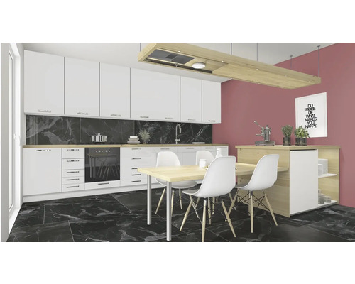 Lichte keuken met witte kasten, eettafel en stoelen