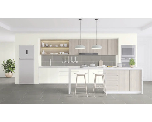 Lichte keuken met kookeiland, stoelen, spoelbak, kookplaat en inbouwapparatuur.