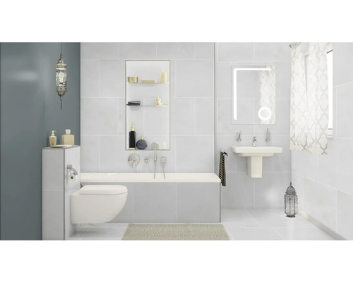 Lichte badkamer met ligbad, wastafel en toilet tegen een lichtgrijze achtergrond