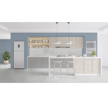Moderne keuken met kookeiland, koelkast en hanglampen