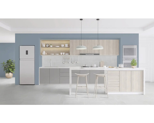 Moderne keuken met kookeiland, koelkast en hanglampen