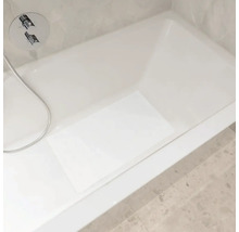 Badkamer met ligbad, douchearmatuur en antislipmat