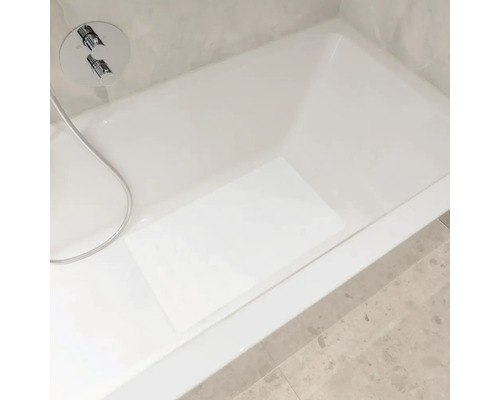 Badkamer met ligbad, douchearmatuur en antislipmat