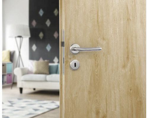 Houten deur met deurklink in een woonkamer