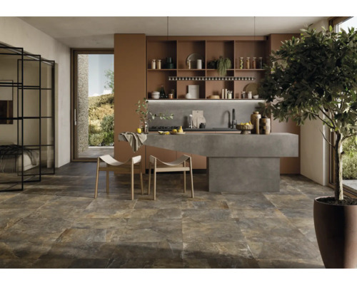 Moderne keuken met kookeiland, planken en vloertegels in steenlook.