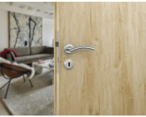 Houten deur met metalen deurklink en sleutelgat in woonkamer