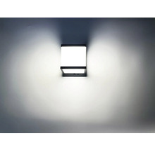 Wandlamp van metaal met licht