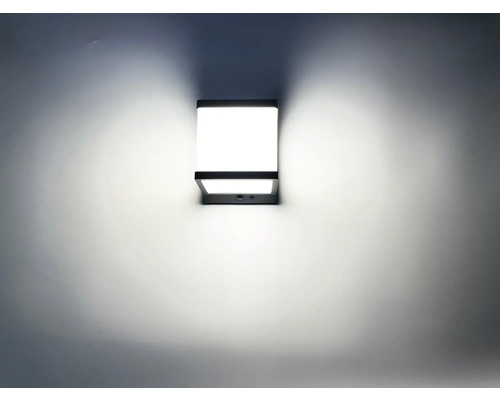 Wandlamp van metaal met licht