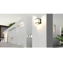 Moderne gevel met verlichte buitenmuurlamp.