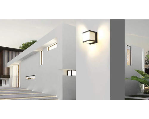 Moderne gevel met verlichte buitenmuurlamp.