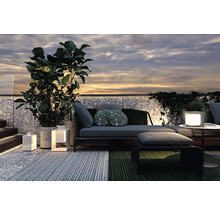 Terras met loungemeubels, planten en decoratieve verlichting voor een gezellige sfeer