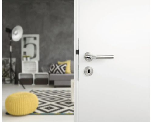 Witte binnendeur met zilverkleurige deurklink in een modern ingerichte kamer.