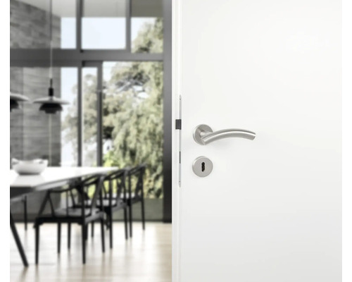 Witte deur met roestvrijstalen deurkrukset voor een lichte woonkamer