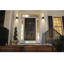 Entree van een huis met verlichte buitenwandlampen