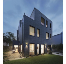 Modern huis met gevel, ramen met jaloezieën en tuin